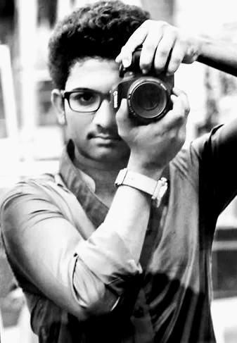 Rabby Raz in 2010, holding a DSLR camera